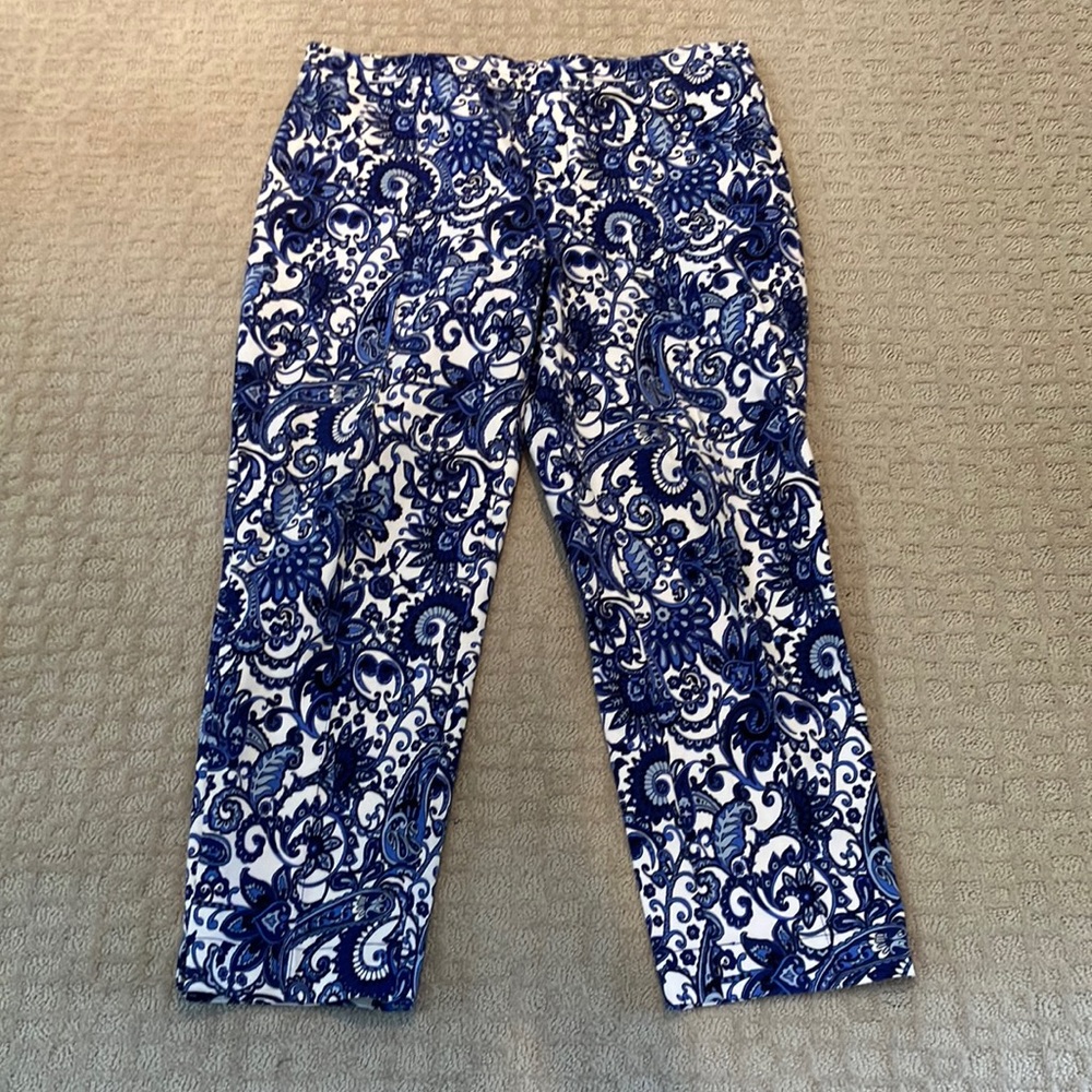 Blue and white patterned elastic waist pull on cropped pants
